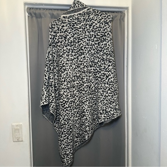Ann Taylor Asymmetrical Handkerchief Hem Animal Print Turtleneck Fleece Poncho M - Picture 11 of 11
